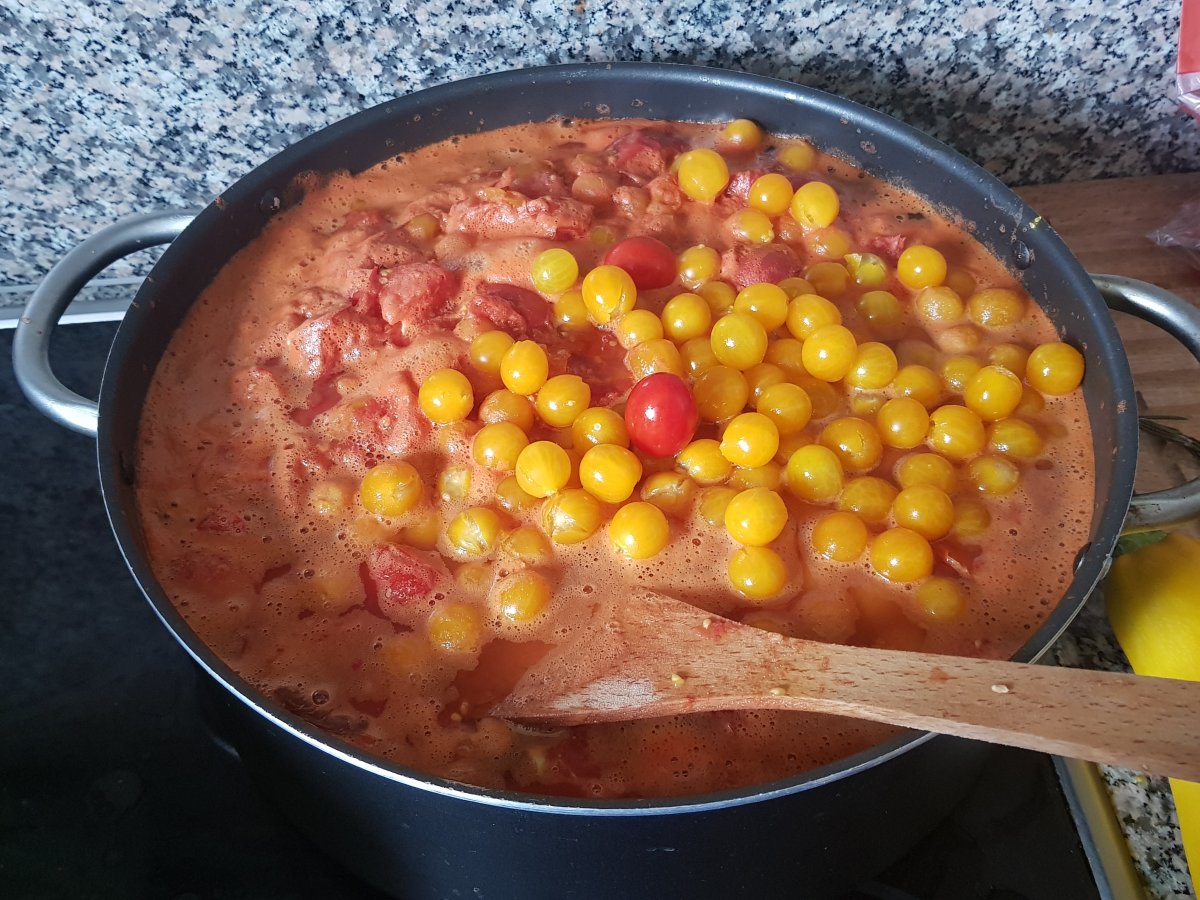 Die kleinen Wildtomaten kommen ganz rein